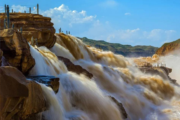 Get amazed by majesty Hukou Waterfall