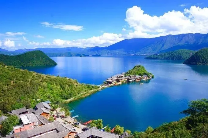  Lugu Lake